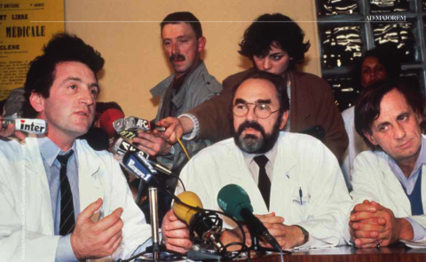 Conférence de presse pour la naissance du premier bébé-éprouvette en France avec les professeurs René Frydman, Emile Papiernik et Jacques Testard, le 10 avril 1986 à Clamart, France